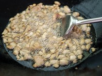Ini Ciri-ciri Makanan yang Mengandung Minyak Babi