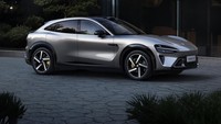 Xiaomi YU7 merupakan SUV berukuran sedang yang dibangun di atas platform Modena milik perusahaan. Kendaraan tersebut punya dimensi panjang 4.999 mm, lebar 1.996 mm, tinggi 1.608 mm dan jarak sumbu roda 3.000 mm. Sementara warnanya tersedia dalam beberapa opsi, termasuk hijau, jingga dan titanium metalik. Foto: Doc. Xiaomi