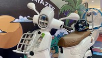 Simple tapi bikin nengok, kira-kira begitu gambaran singkat dari modifikasi Fazzio Hybrid bergaya Zee ini. Pemilihan warna serta aksen grafisnya sesuai keinginan dari Zee. Ini kolaborasi dengan modifikasi Atenx Katros Foto: Yamaha