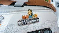 Tambahan lain yang bikin imut motor ini adalah gambar animasi Zee bersama dengan 4 kucing kesayangannya yang ditaruh di atas list chrome bagian tengah body ciri khas dari skutik Fazzio Hybrid. Foto: Yamaha