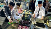 Ratu Rachmatu Zakiyah berziarah ke makam orang tuanya di TPU Buah Gede, Kecamatan Serang, Kota Serang, Banten usai dilantik sebagai Bupati Serang 2025-2030, pada Selasa (27/5/2025).