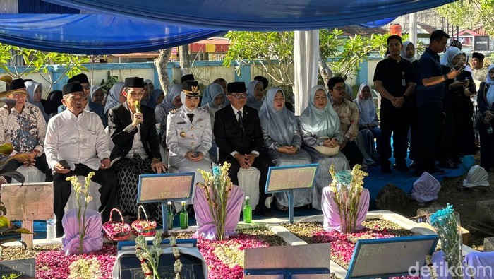 Serang, Banten - Bupati Serang terpilih periode 2025–2030, Ratu Rachmatu Zakiyah melakukan ziarah ke makam orang tuanya di TPU Buah Gede, Kecamatan Serang, Kota Serang, Banten. Dalam kunjungannya, ia didampingi sang suami yang juga Menteri Desa dan Pembangunan Daerah Tertinggal Yandri Susanto.