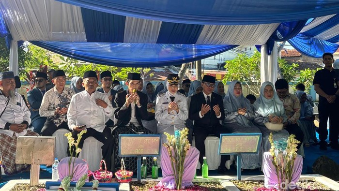 Momen Ratu Zakiyah Ziarah ke Makam Orang Tua Usai Dilantik Jadi Bupati Serang, Banten - Bupati Serang terpilih periode 2025β2030, Ratu Rachmatu Zakiyah melakukan ziarah ke makam orang tuanya di TPU Buah Gede, Kecamatan Serang, Kota Serang, Banten. Dalam kunjungannya, ia didampingi sang suami yang juga Menteri Desa dan Pembangunan Daerah Tertinggal Yandri Susanto.