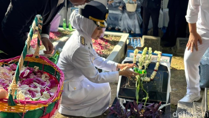 Momen Ratu Zakiyah Ziarah ke Makam Orang Tua Usai Dilantik Jadi Bupati Serang, Banten - Bupati Serang terpilih periode 2025β2030, Ratu Rachmatu Zakiyah melakukan ziarah ke makam orang tuanya di TPU Buah Gede, Kecamatan Serang, Kota Serang, Banten. Dalam kunjungannya, ia didampingi sang suami yang juga Menteri Desa dan Pembangunan Daerah Tertinggal Yandri Susanto.