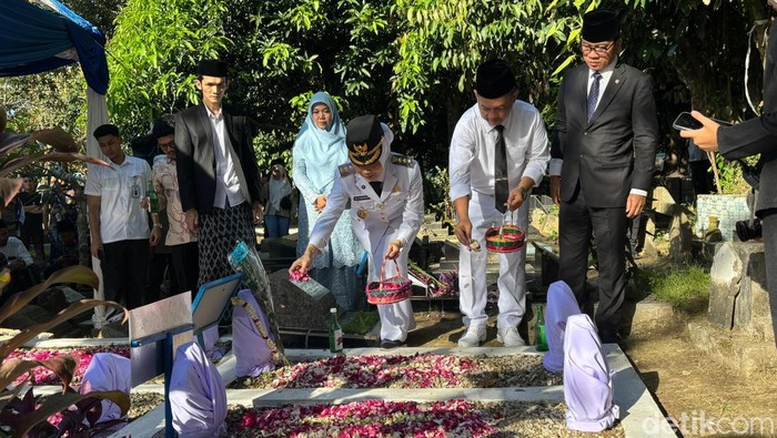 Momen Ratu Zakiyah Ziarah ke Makam Orang Tua Usai Dilantik Jadi Bupati Serang, Banten - Bupati Serang terpilih periode 2025β2030, Ratu Rachmatu Zakiyah melakukan ziarah ke makam orang tuanya di TPU Buah Gede, Kecamatan Serang, Kota Serang, Banten. Dalam kunjungannya, ia didampingi sang suami yang juga Menteri Desa dan Pembangunan Daerah Tertinggal Yandri Susanto.