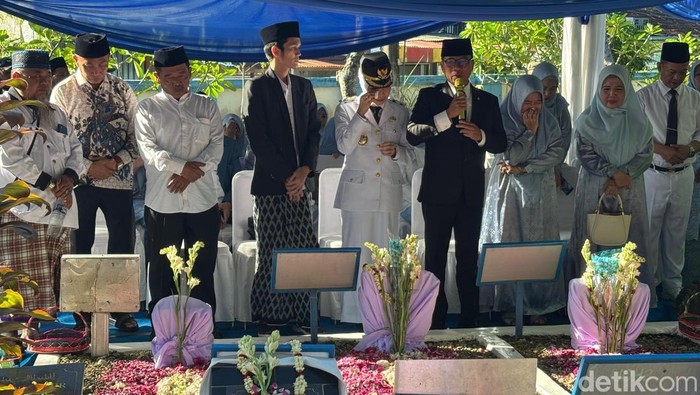 Serang, Banten - Bupati Serang terpilih periode 2025–2030, Ratu Rachmatu Zakiyah melakukan ziarah ke makam orang tuanya di TPU Buah Gede, Kecamatan Serang, Kota Serang, Banten. Dalam kunjungannya, ia didampingi sang suami yang juga Menteri Desa dan Pembangunan Daerah Tertinggal Yandri Susanto.