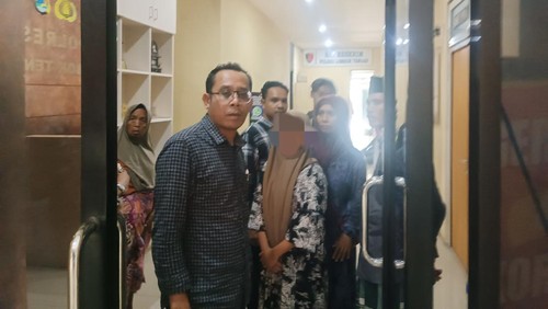 Muhanan, kuasa hukum pasangan dan keluarga pengantin anak seusai mendampingi pemeriksaan kliennya di Polres Lombok Tengah, Selasa (27/5/2025). (Edi Suryansyah/detikBali)
