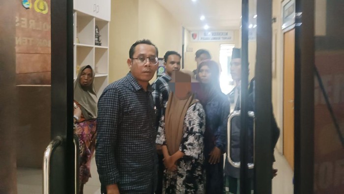 Muhanan, kuasa hukum pasangan dan keluarga pengantin anak seusai mendampingi pemeriksaan kliennya di Polres Lombok Tengah, Selasa (27/5/2025). (Edi Suryansyah/detikBali)