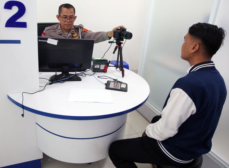 Petugas merekam data diri pemohon SIM C di Satuan Penyelenggara Administrasi (Satpas) SIM Polres Metropolitan Tangerang Kota, Tangerang, Banten, Selasa (27/5/2025). Mulai terhitung 1 Juni 2025, Surat Izin Mengemudi (SIM) Indonesia akan berlaku di delapan negara anggota ASEAN, yaitu Filipina, Thailand, Laos, Vietnam, Brunei Darussalam, Myanmar, Malaysia, dan Singapura, setelah penyesuaian Nomor Induk Kependudukan (NIK) menjadi nomor SIM. ANTARA FOTO/Muhammad Iqbal