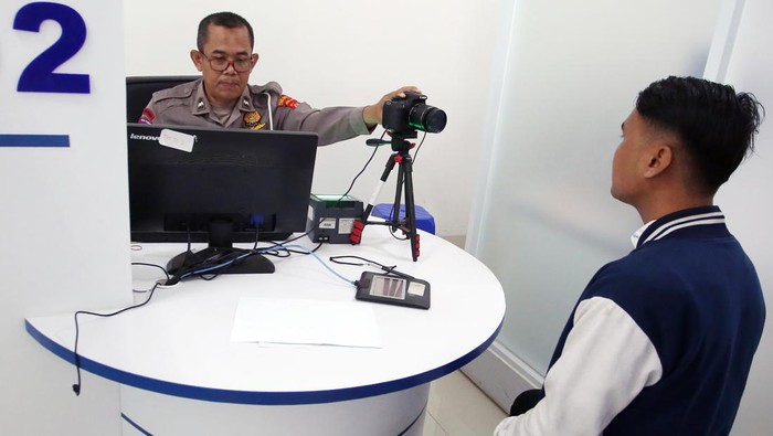 Mulai 1 Juni, SIM Indonesia Diakui di Delapan Negara ASEAN Petugas merekam data diri pemohon SIM C di Satuan Penyelenggara Administrasi (Satpas) SIM Polres Metropolitan Tangerang Kota, Tangerang, Banten, Selasa (27/5/2025). Mulai terhitung 1 Juni 2025, Surat Izin Mengemudi (SIM) Indonesia akan berlaku di delapan negara anggota ASEAN, yaitu Filipina, Thailand, Laos, Vietnam, Brunei Darussalam, Myanmar, Malaysia, dan Singapura, setelah penyesuaian Nomor Induk Kependudukan (NIK) menjadi nomor SIM. ANTARA FOTO/Muhammad Iqbal