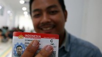 Dengan kebijakan ini, warga Indonesia yang berkunjung atau bekerja di negara-negara ASEAN tersebut tak perlu lagi membuat SIM lokal untuk mengemudi. Cukup menunjukkan SIM Indonesia yang sah, mereka bisa berkendara dengan nyaman di delapan negara ASEAN. ANTARA FOTO/Muhammad Iqbal