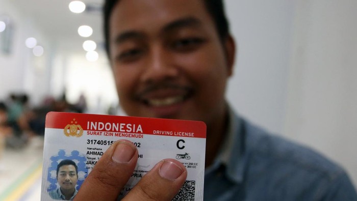 Mulai 1 Juni, SIM Indonesia Diakui di Delapan Negara ASEAN Petugas merekam data diri pemohon SIM C di Satuan Penyelenggara Administrasi (Satpas) SIM Polres Metropolitan Tangerang Kota, Tangerang, Banten, Selasa (27/5/2025). Mulai terhitung 1 Juni 2025, Surat Izin Mengemudi (SIM) Indonesia akan berlaku di delapan negara anggota ASEAN, yaitu Filipina, Thailand, Laos, Vietnam, Brunei Darussalam, Myanmar, Malaysia, dan Singapura, setelah penyesuaian Nomor Induk Kependudukan (NIK) menjadi nomor SIM. ANTARA FOTO/Muhammad Iqbal