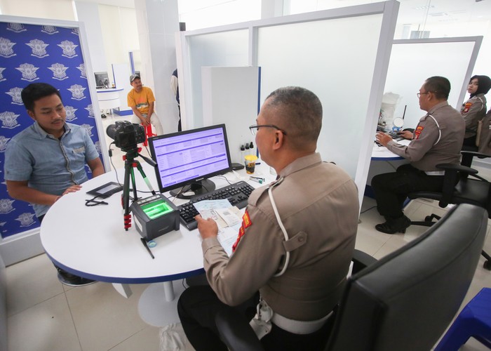 Petugas merekam data diri pemohon SIM C di Satuan Penyelenggara Administrasi (Satpas) SIM Polres Metropolitan Tangerang Kota, Tangerang, Banten, Selasa (27/5/2025). Mulai terhitung 1 Juni 2025, Surat Izin Mengemudi (SIM) Indonesia akan berlaku di delapan negara anggota ASEAN, yaitu Filipina, Thailand, Laos, Vietnam, Brunei Darussalam, Myanmar, Malaysia, dan Singapura, setelah penyesuaian Nomor Induk Kependudukan (NIK) menjadi nomor SIM. ANTARA FOTO/Muhammad Iqbal