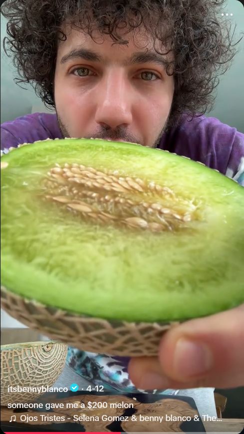 Benny Blanco cicip nanas pink