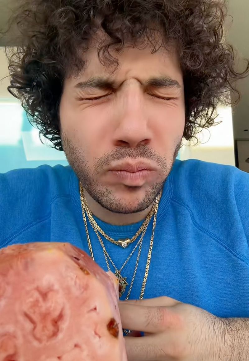 Benny Blanco cicip nanas pink