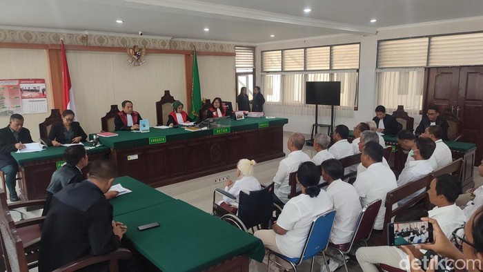 Nenek Ni Nyoman Reja (93) bersama 16 terdakwa lainnya kembali menjalani sidang kasus dugaan pemalsuan silsilah keluarga di Pengadilan Negeri (PN) Denpasar, Selasa (27/5/2025). (Ahmad Firizqi Irwan/detikBali)