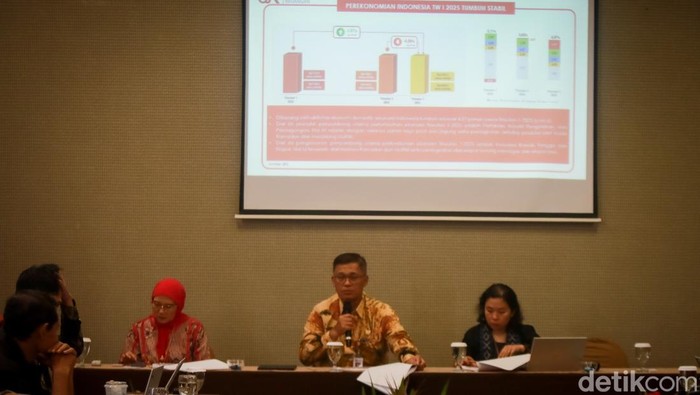 Kepala OJK DIY, Eko Yunianto saat memberikan penjelasan soal kinerja keungan DIY di Triwulan I 2025, di Hotel Grand Keisha, Depok, Sleman, Selasa (27/5/2025).