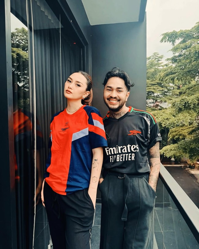 Onadio Leonardo juga menikahi Beby saat pasangannya itu sudah berbadan dua. Hal itu diakui secara terang-terangan oleh Onad. Anak pertamanya lahir 3 bulan setelah keduanya menikah. Foto: Instagram @bebyleonardo