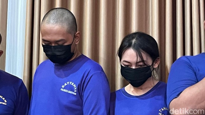Pasutri pelaku pemerasan dan penganiayaan yang ditangkap tim Satreskrim Polresta Banyumas, Selasa (27/5/2025).