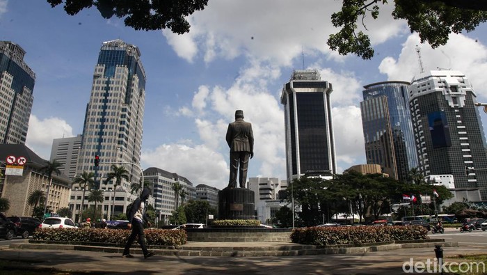 Patung MH Thamrin Bakal Dibangun Sebesar Jenderal Sudirman Gubernur DKI Jakarta Pramono Anung berencana membuat patung MH Thamrin yang baru dengan ukuran seperti patung Jenderal Sudirman. Rencana itu sebagai penghormatan terhadap tokoh Betawi.