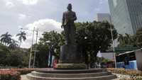 Muhammad Husni Thamrin atau MH Thamrin adalah seorang tokoh politik yang ikut berjuang melawan kolonial Belanda di Batavia, yang kini berubah nama menjadi Jakarta. 