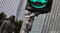 Thamrin memiliki keturunan darah asli Betawi dan pernah menjabat Wakil Wali Kota Batavia.