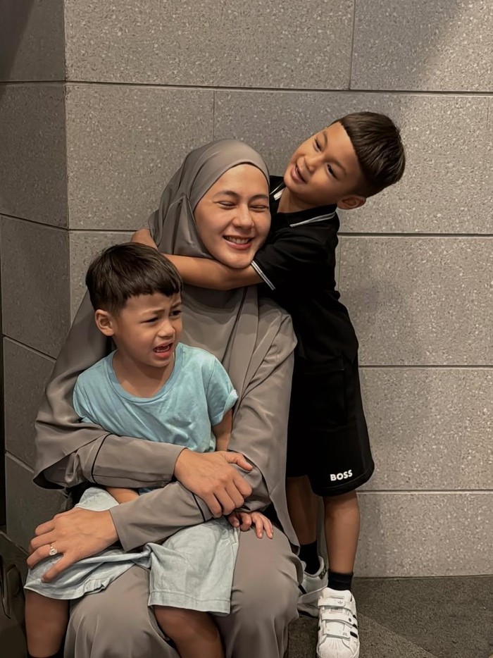 Paula Verhoeven Paula Verhoeven bareng anak-anaknya.
