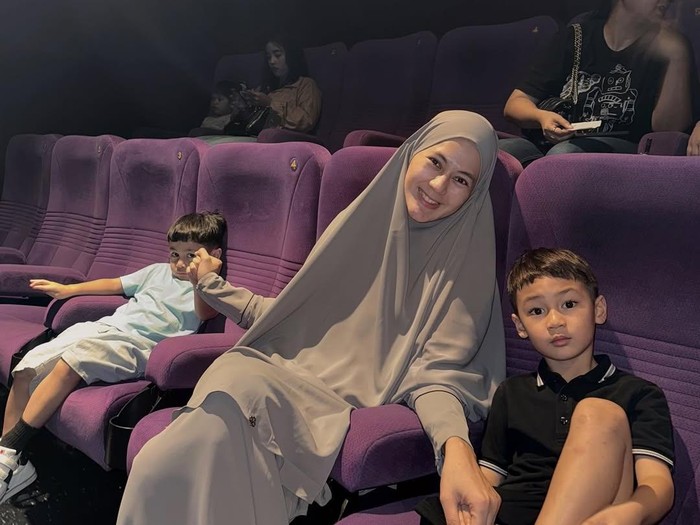 Paula Verhoeven Paula Verhoeven bareng anak-anaknya.