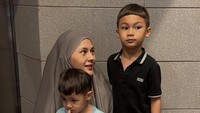Movie day with jagoan-jagoannya mama yang ga berenti isengin satu sama lain, tulis Paula Verhoeven dalam Instagram miliknya. Foto: instagram Paula Verhoeven