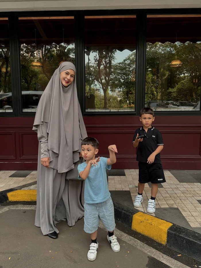 Paula Verhoeven bareng anak-anaknya.