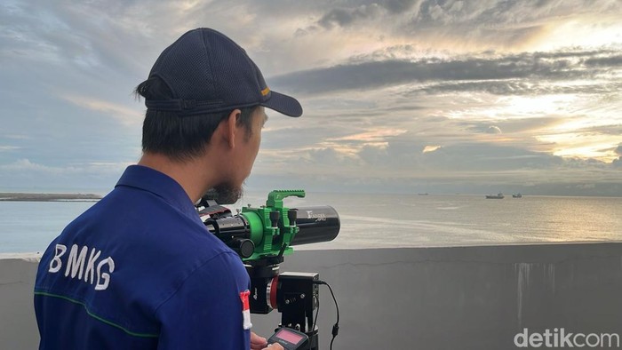 Pemantauan hilal Idul Adha di CPI Makassar.