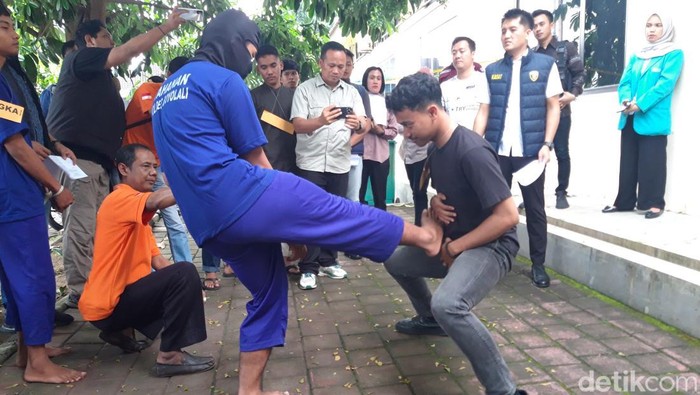 Suasana rekonstruksi kasus pesilat yang tewas ditendang pelatihnya saat digelar di Mapolres Boyolali, Selasa (27/5/2025).