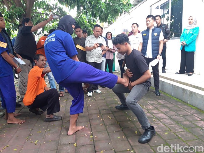 Suasana rekonstruksi kasus pesilat yang tewas ditendang pelatihnya saat digelar di Mapolres Boyolali, Selasa (27/5/2025).