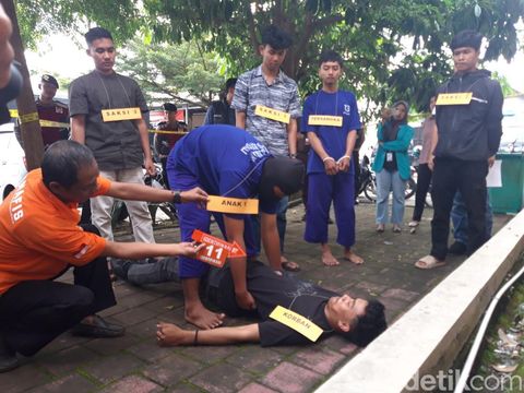 Suasana rekonstruksi kasus pesilat yang tewas ditendang pelatihnya saat digelar di Mapolres Boyolali, Selasa (27/5/2025).