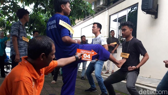 Suasana rekonstruksi kasus pesilat yang tewas ditendang pelatihnya saat digelar di Mapolres Boyolali, Selasa (27/5/2025).
