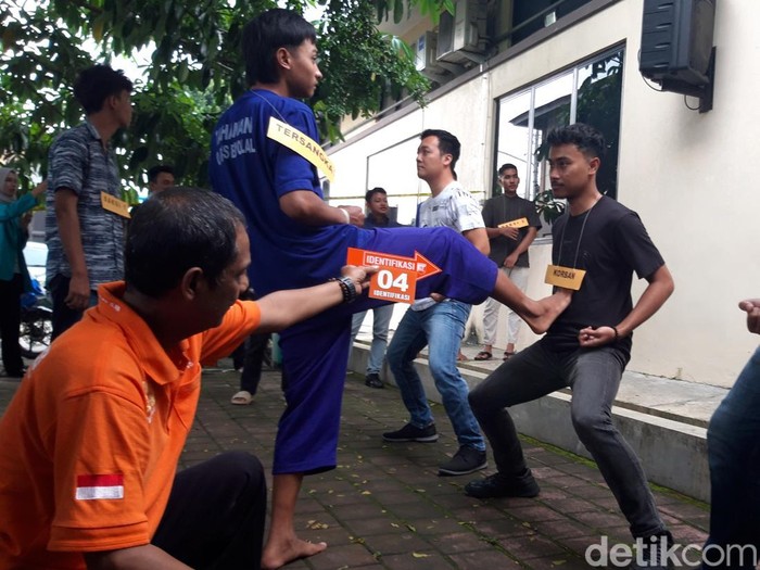 Suasana rekonstruksi kasus pesilat yang tewas ditendang pelatihnya saat digelar di Mapolres Boyolali, Selasa (27/5/2025).