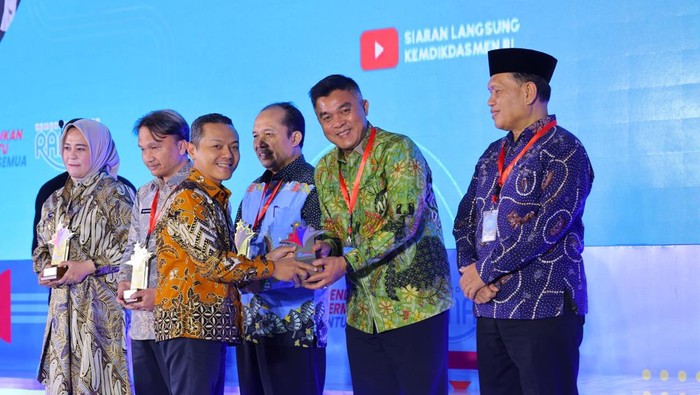 Pemerintah Kota Palembang terima penghargaan dari Kemendikbud.