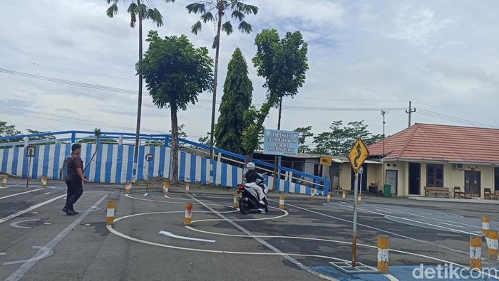 Pemohon SIM di Blitar melakukan ujian praktik