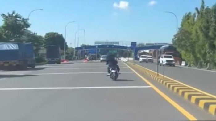 Pemotor nyaris masuk tol gegara salah baca petunjuk Google Maps, Semarang. Foto diunggah Selasa (27/5/2025).