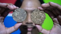 Anggota Kelompok Anak Kreatif untuk Bangsa (Ankubas) menunjukkan pengharum ruangan yang terbuat dari enceng gondok di Kelurahan Talang Putri, Plaju, Palembang, Sumatera Selatan, Senin (26/5/2025).