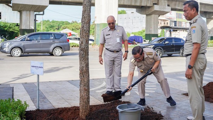 Gubernur DKI Jakarta Pramono Anung (kanan) bersama Kepala Dinas Pertamanan dan Hutan DKI Jakarta Fajar Sauri (kiri) meninjauu penanaman pohon di Cakung, Jakarta, Selasa (27/5/2025). Penanaman 163 pohon tersebut selain berfungsi sebagai penyerapan polutan akibat daerah industri yang berada di Cakung, juga sebagai upaya penurunan suhu serta memperkaya estetika kota. ANTARA FOTO/Ferlian Septa Wahyusa/Spt.