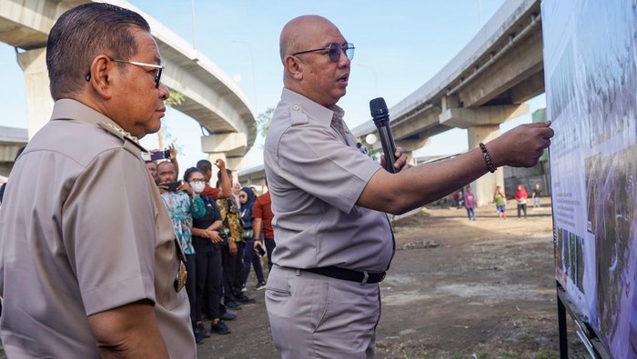 Gubernur DKI Jakarta Pramono Anung (kanan) bersama Kepala Dinas Pertamanan dan Hutan DKI Jakarta Fajar Sauri (kiri) meninjauu penanaman pohon di Cakung, Jakarta, Selasa (27/5/2025). Penanaman 163 pohon tersebut selain berfungsi sebagai penyerapan polutan akibat daerah industri yang berada di Cakung, juga sebagai upaya penurunan suhu serta memperkaya estetika kota. ANTARA FOTO/Ferlian Septa Wahyusa/Spt.