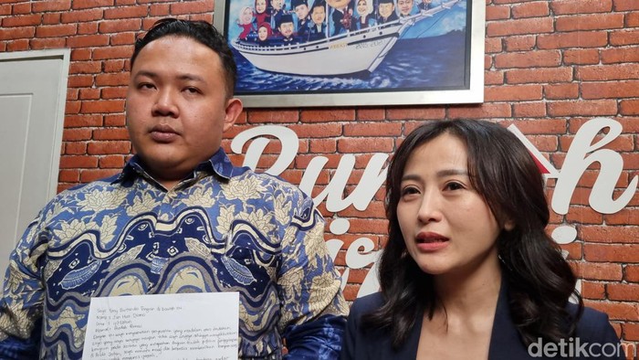 Pengacara Jan Hwa Diana, Elok Kadja menemui Wakil Wali Kota Armuji.