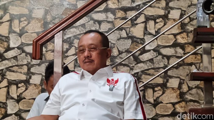 Pengacara Jan Hwa Diana, Elok Kadja menemui Wakil Wali Kota Armuji.