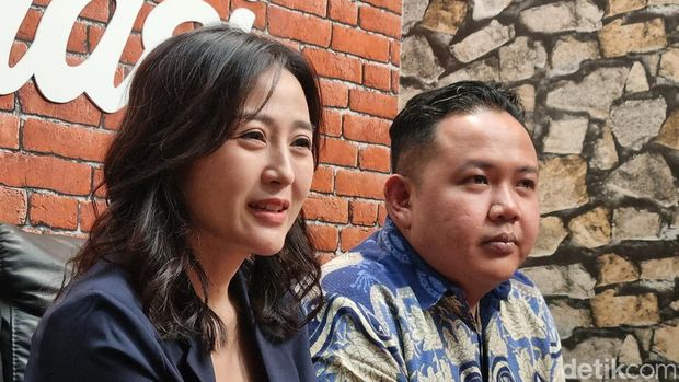 Pengacara Jan Hwa Diana, Elok Kadja menemui Wakil Wali Kota Armuji.