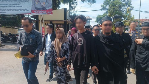 Pengantin anak, SMY (14) dan SR (17), serta orang tua SMY, Muhdan, didampingi kuasa hukumnya, memenuhi panggilan penyidik Unit PPA Satreskrim Polres Lombok Tengah, Selasa (27/5/2025). (Edi Suryansyah/detikBali)