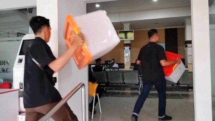 Penggeledahan di Kantor Dispendukcapil Ponorogo.