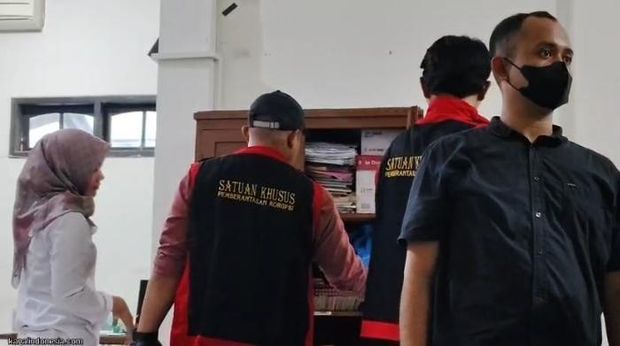 Penggeledahan di Kantor Dispendukcapil Ponorogo.