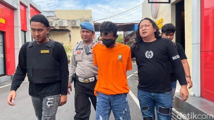 Suparno, perampok wanita open BO di Mojokerto saat dikeler petugas