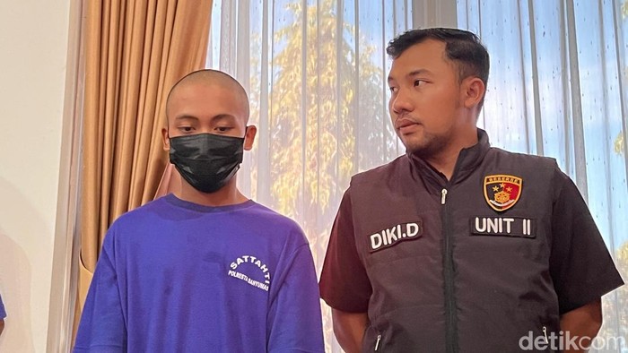 Tersangka begal terhadap korban pedagang pasar yang menodongkan korek pistol untuk mengancam korban dihadirkan saat ungkap kasus di Mapolresta Banyumas, Selasa (27/5/2025).